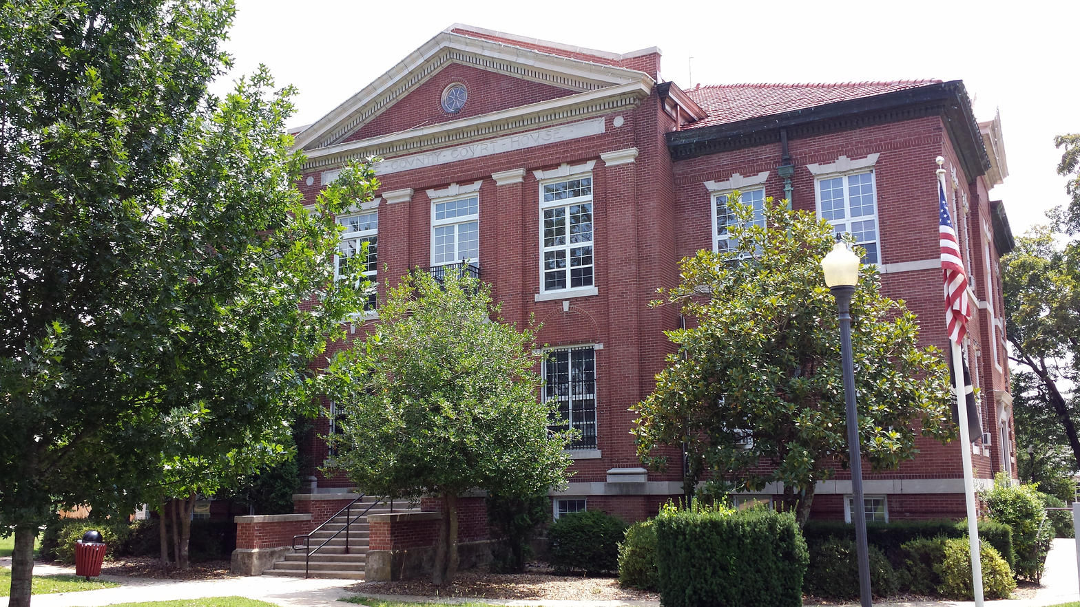 Boone County Courthouse in Harrison, Arkansas, a red brick building with an American flag
